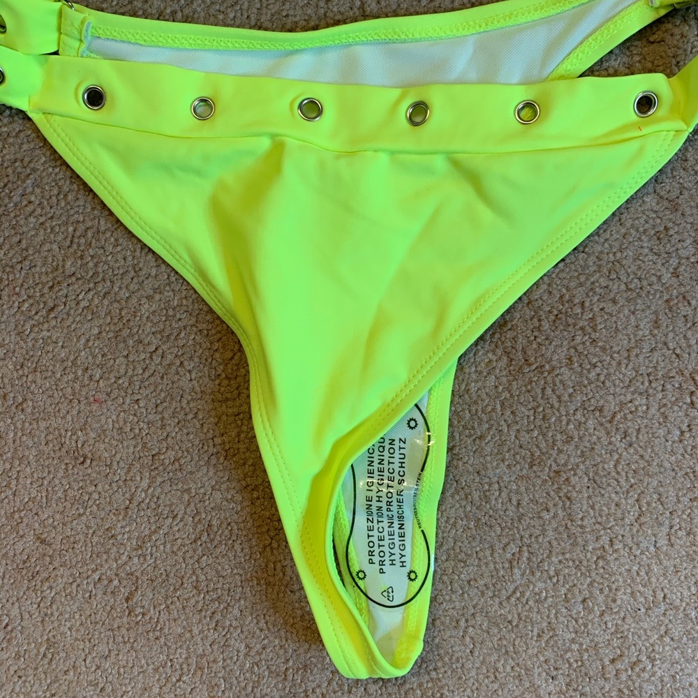 Bikini - Picture 3 of 4